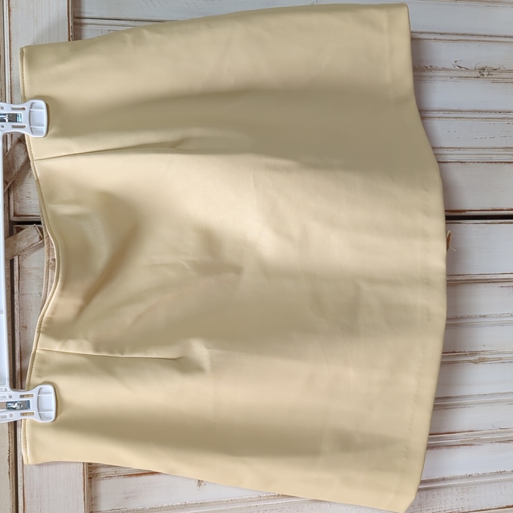 Abercrombie & Fitch Cream Mini Skirt - Picture 2 of 10